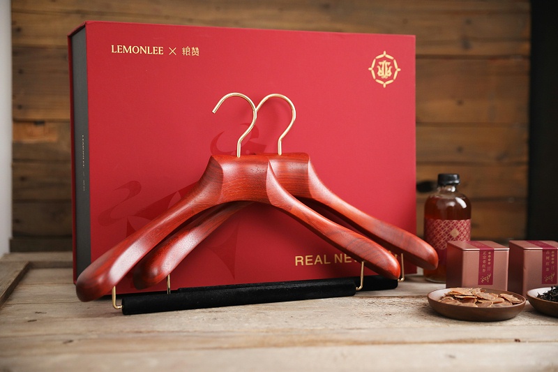 感恩節(jié)送什么禮物好--實木衣架