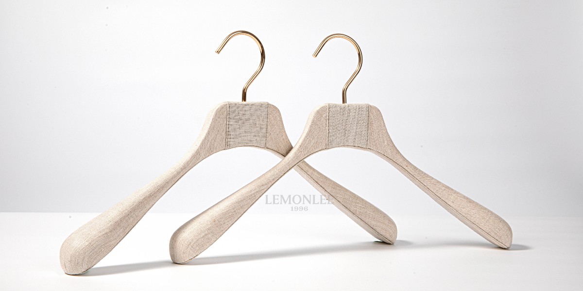 30年匠心打磨：這款「難造又好用」的亞麻包布衣架，藏著衣物護理的小心思